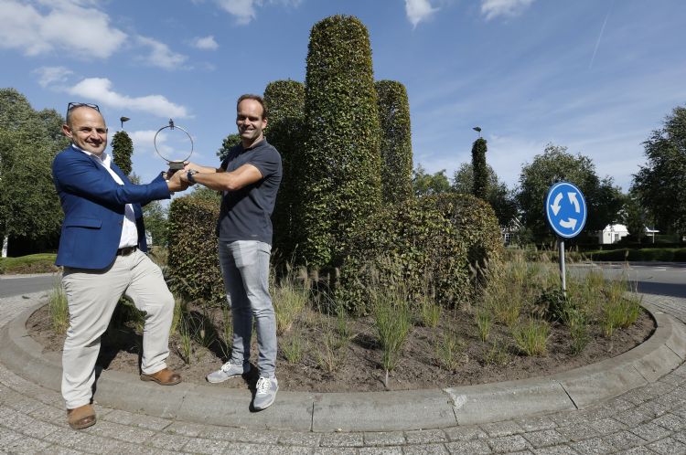 Ard Esselink (r) neemt de trofee van de Mooiste Rotonde 2018 aan uit handen van Hein van Iersel